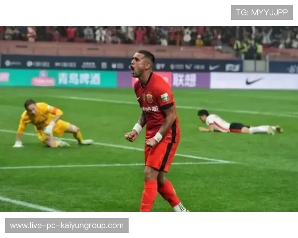 上海海港莱昂纳多前场高位抢断发动反击——速度与策略在港城的交响