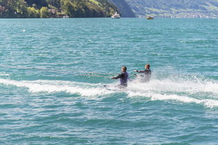 开云入口-“快艇冲浪：东三叉湖赛场极速角逐，掀起水上运动的新浪潮”